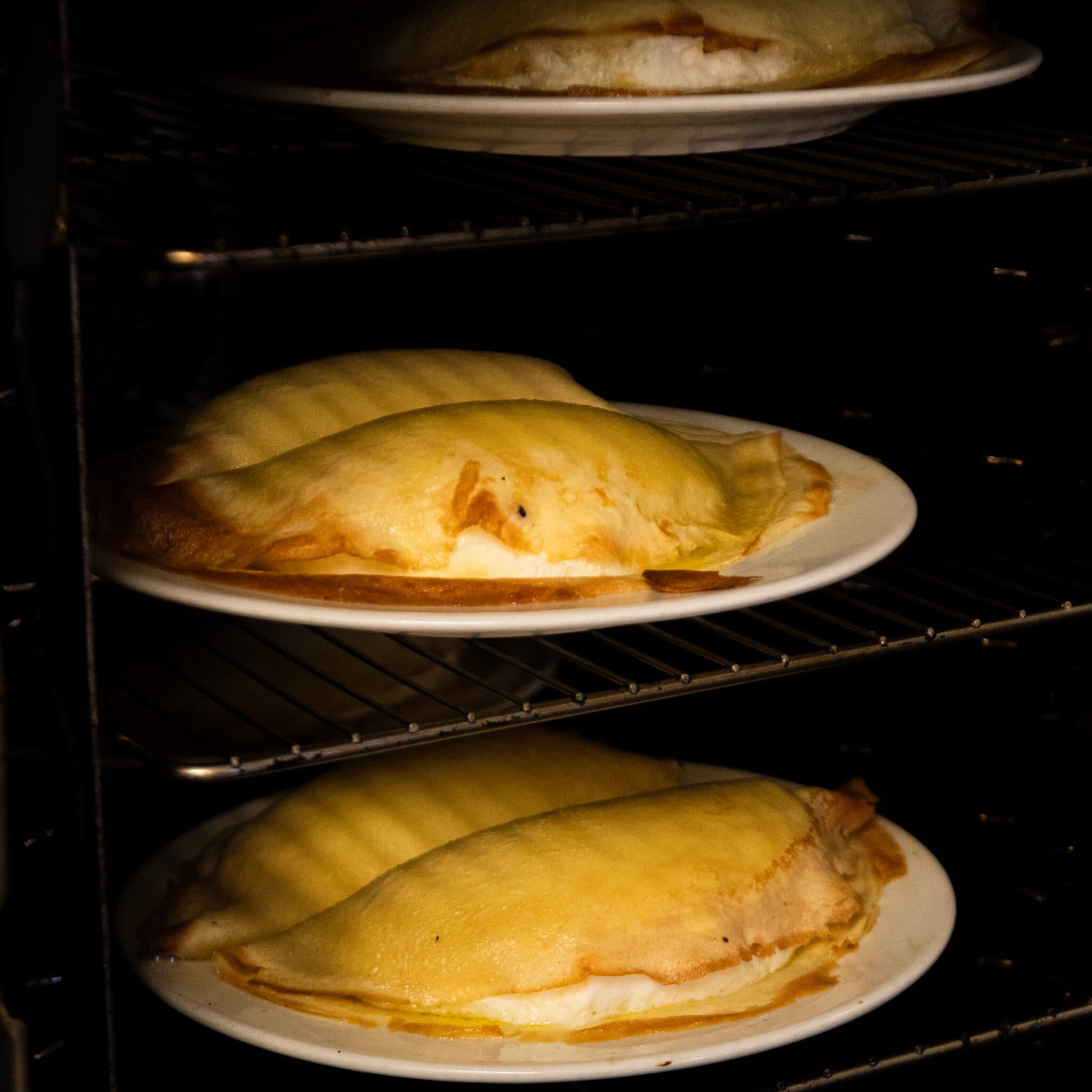 Crêpe soufflée à l'orange flambée au Grand Marnier, le dessert signature d'Ahizpak.