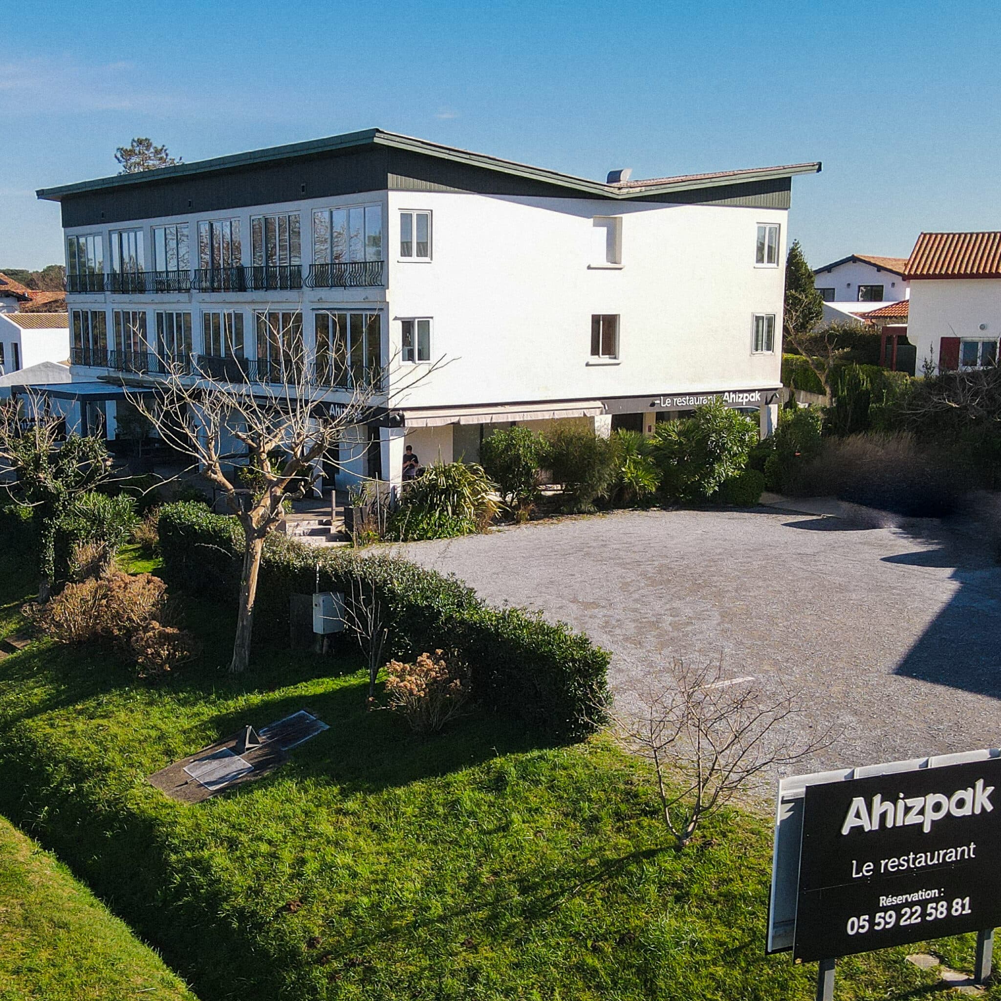 Le restaurant Ahizpak vu du ciel, avec son parking et son jardin
