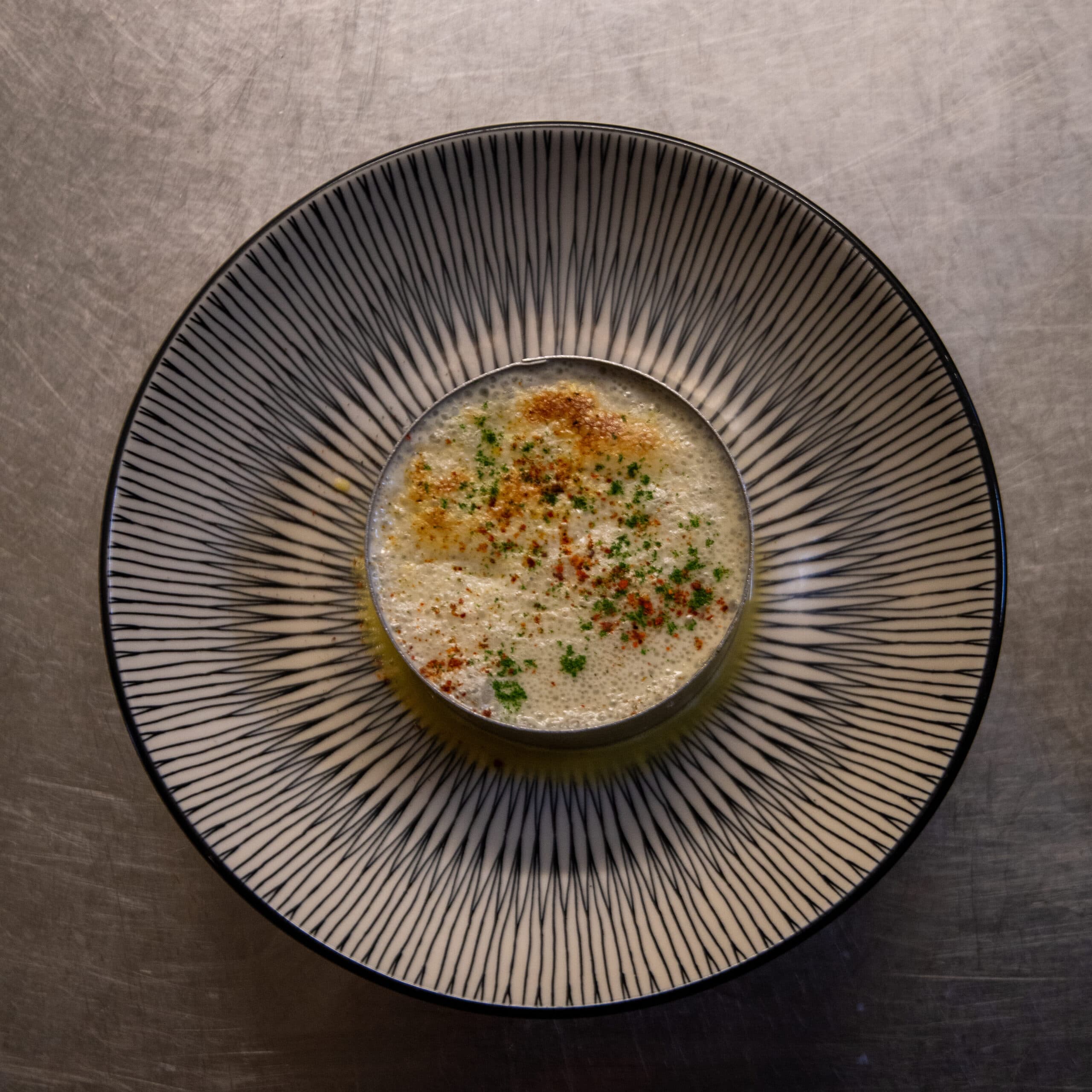 Velouté de saison dressé à l'assiette dans la salle du restaurant Ahizpak.
